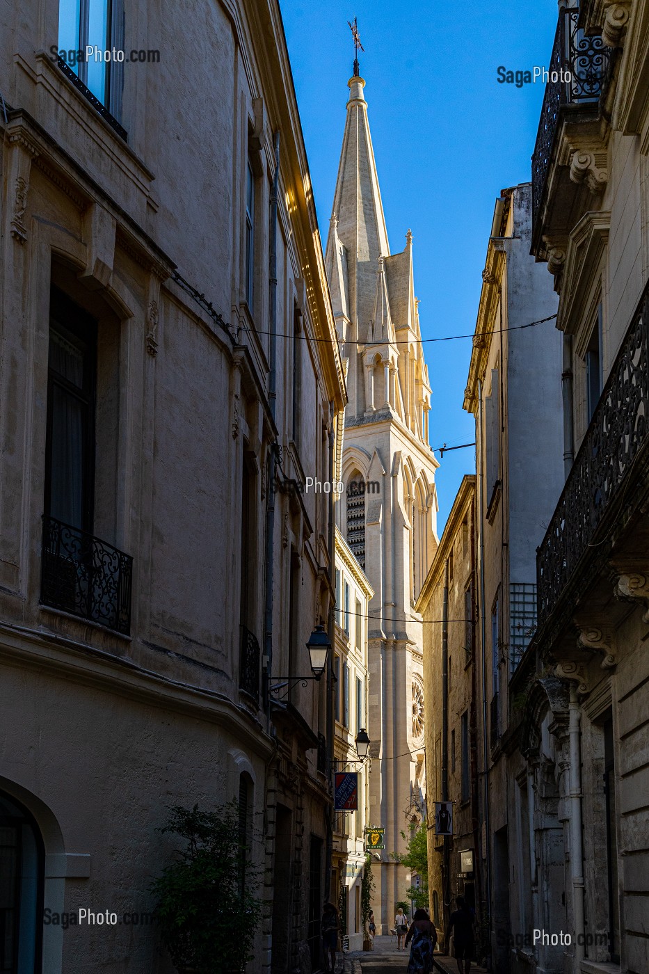 RUELLE ALLANT SUR LA PLACE SAINT-ANNE (CLOCHER DE L'EGLISE SAINT-ANNE), MONTPELLIER, HERAULT, OCCITANIE, FRANCE 