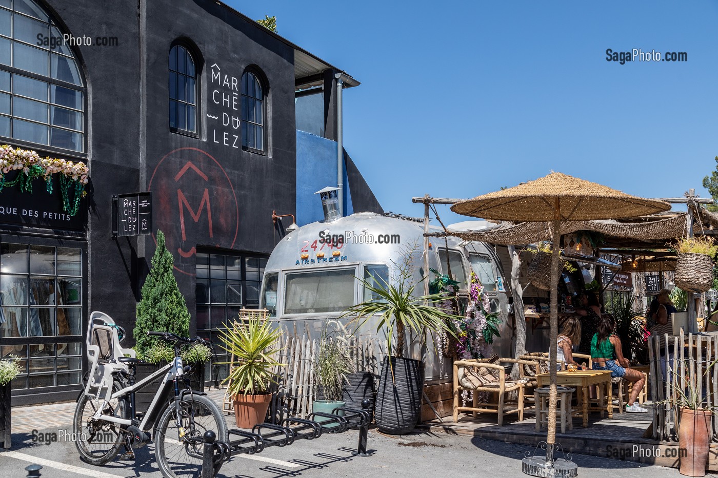 MARCHE DU LEZ, MARCHE BRANCHE ET ARTISTIQUE AVEC FOOD TRUCKS, MONTPELLIER, HERAULT, OCCITANIE, FRANCE 