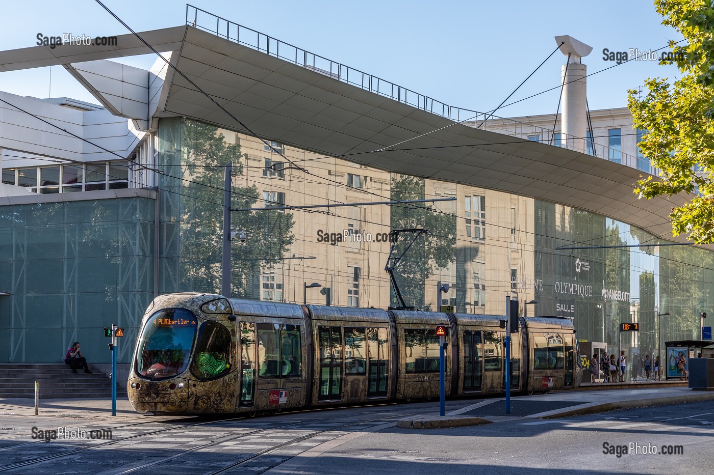 STATION DE TRAMWAY, PLACE DE L'EUROPE DEVANT LA PISCINE OLYMPIQUE ANGELOTTI, MONTPELLIER, HERAULT, OCCITANIE, FRANCE 