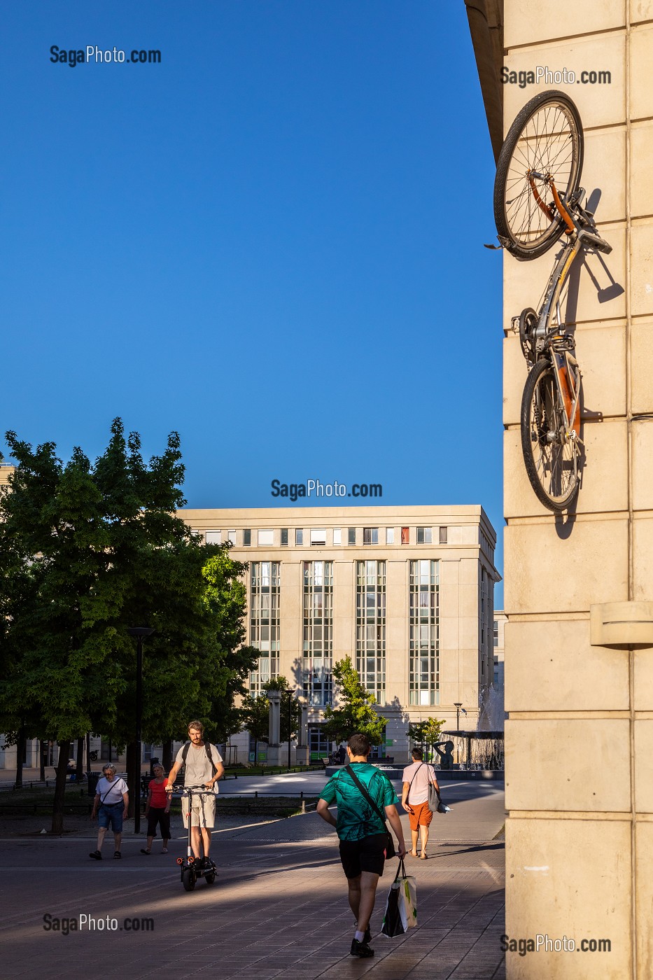 BALADE ET SCENE DE RUE, PLACE DE THESSALIE, MONTPELLIER, HERAULT, OCCITANIE, FRANCE 