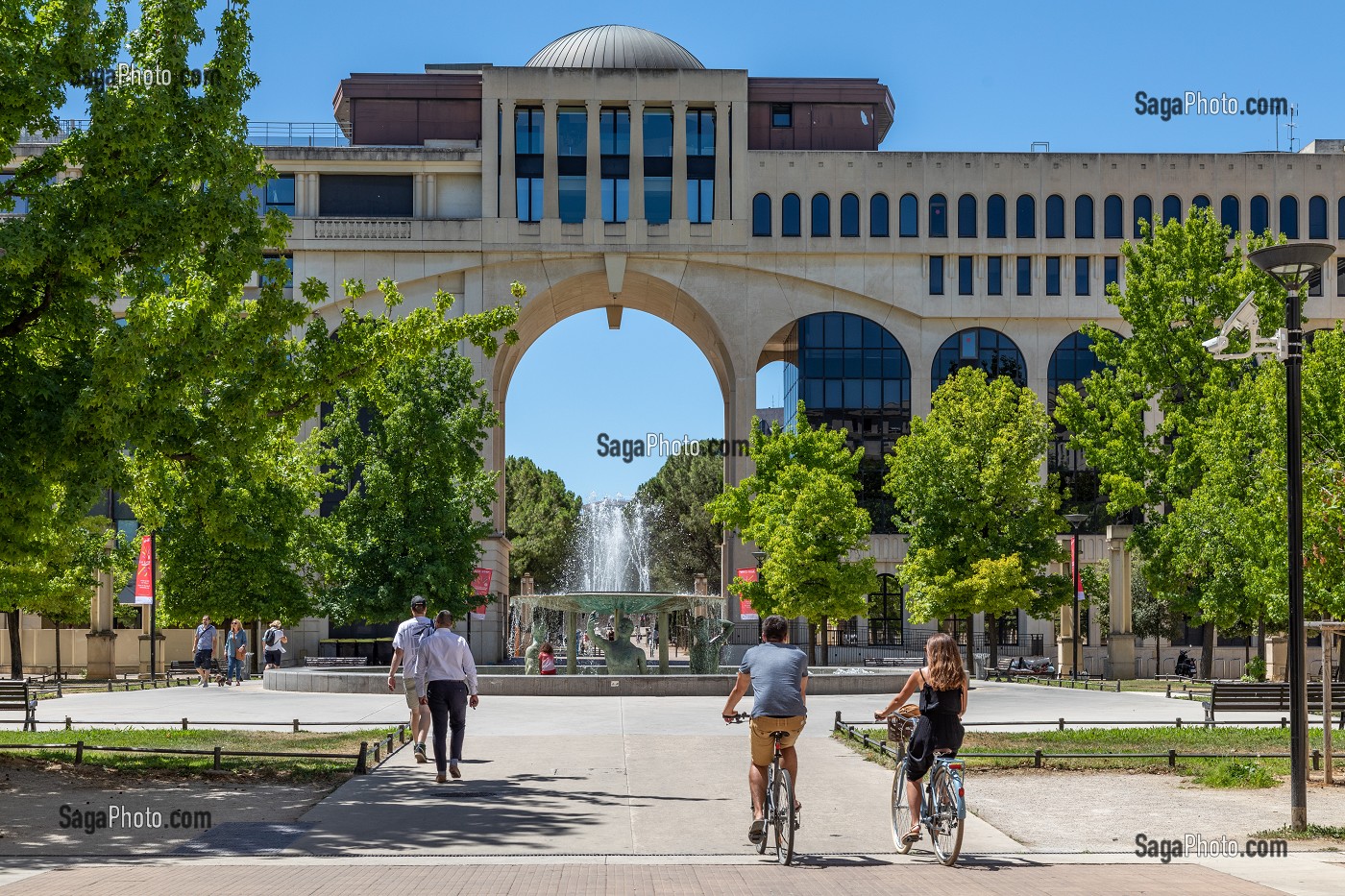 BALADE A VELO, SCENE DE RUE, PLACE DE THESSALIE, MONTPELLIER, HERAULT, OCCITANIE, FRANCE 