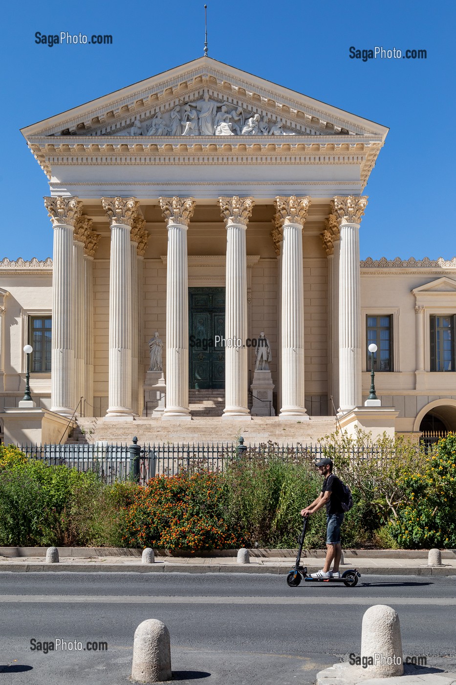 TROTTINETTE DEVANT LA COUR D'APPEL, MONTPELLIER, HERAULT, OCCITANIE, FRANCE 