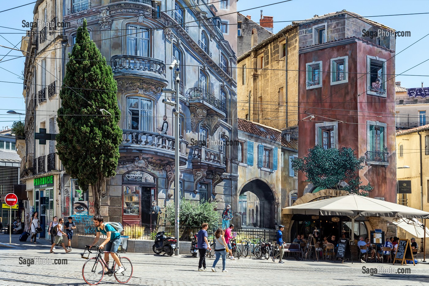 TERRASSE DU RESTAURANT LA TRATTORIA ET FACADES EN TROMPE L'OEIL, PLACE EDOUARD ADAM ET RUE DES ETUVES MONTPELLIER, HERAULT, OCCITANIE, FRANCE 