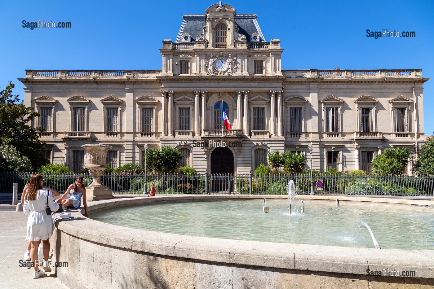 JEUNES FEMMES DEVANT LA FONTAINE DE LA PLACE DE LA PREFECTURE DE L'HERAULT, MONTPELLIER, HERAULT, OCCITANIE, FRANCE 