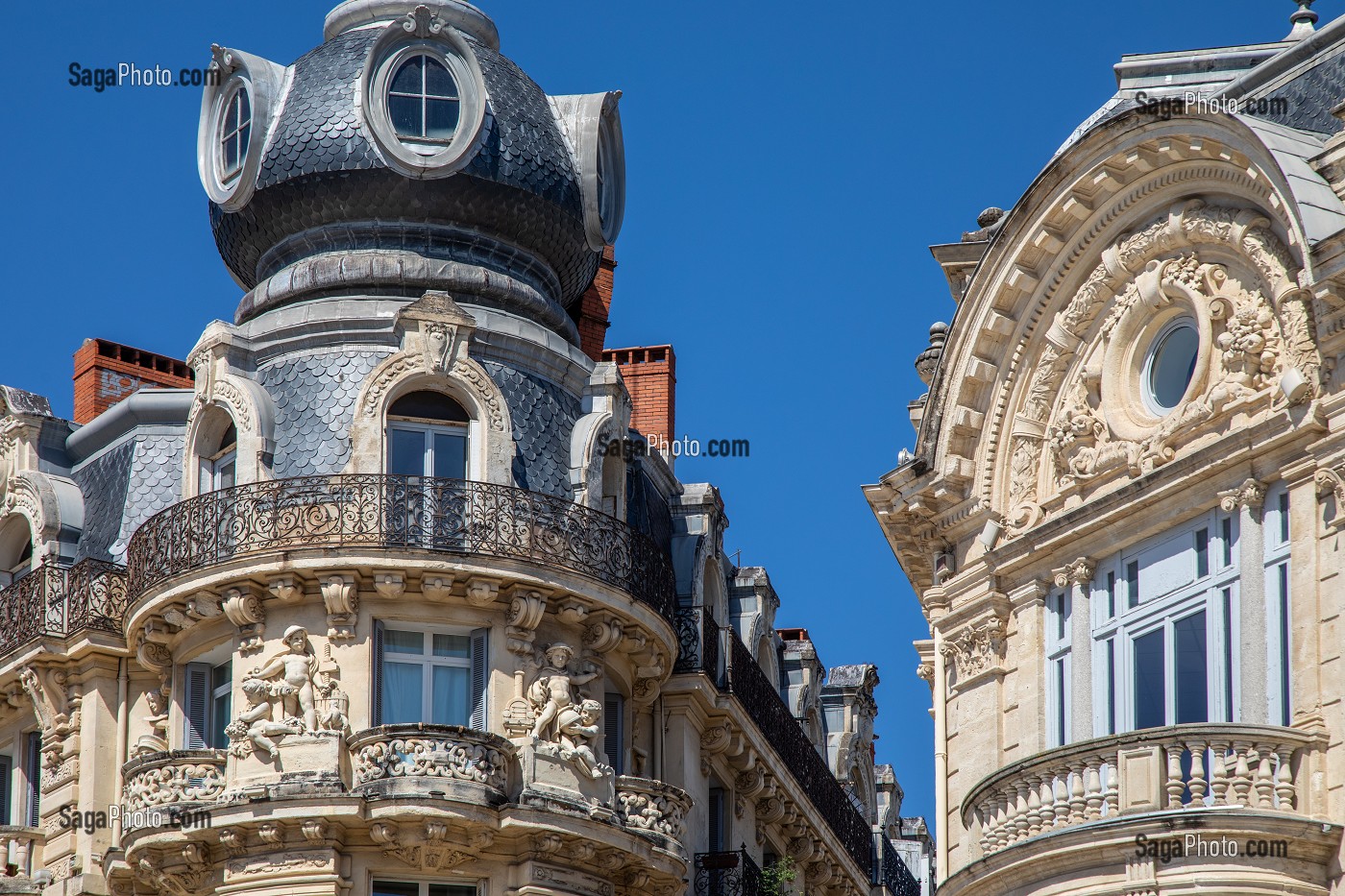 BALCONS ET FACADES D'IMMEUBLES BOURGEOIS, PLACE DE LA COMEDIE, MONTPELLIER, HERAULT, OCCITANIE, FRANCE 