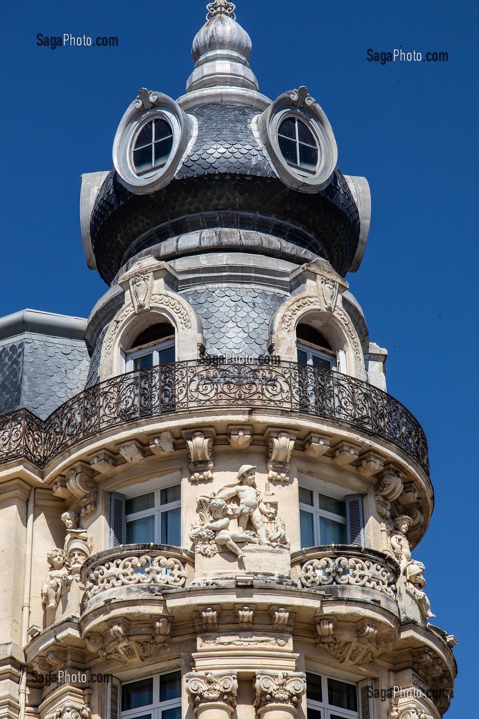 BALCONS ET FACADES D'IMMEUBLE BOURGEOIS, PLACE DE LA COMEDIE, MONTPELLIER, HERAULT, OCCITANIE, FRANCE 