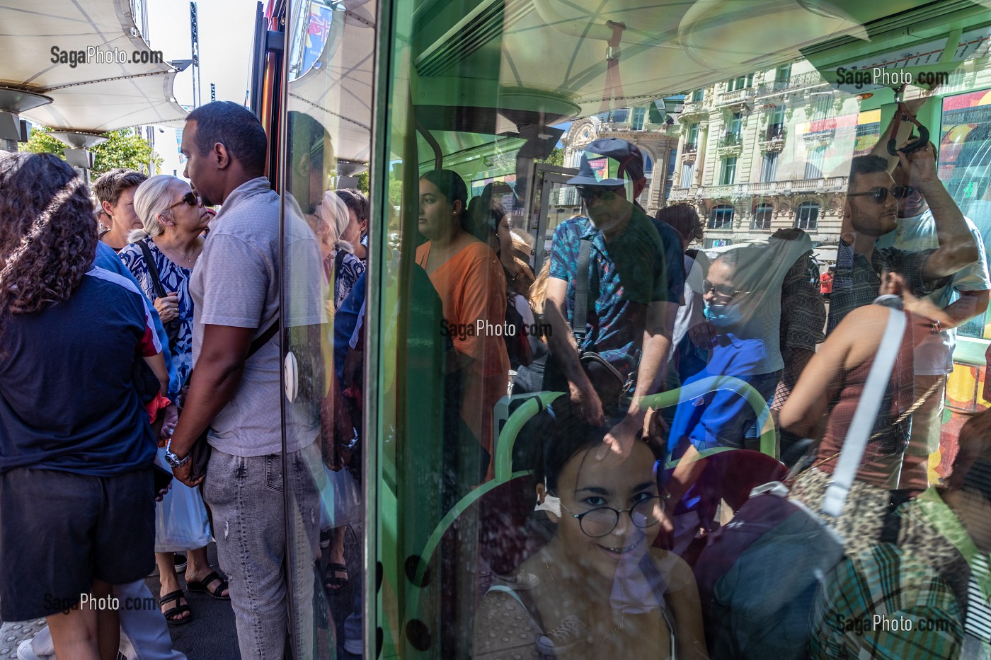 AFFLUENCE DE VOYAGEURS A LA STATION DE TRAMWAY, PLACE DE LA COMEDIE, MONTPELLIER, HERAULT, OCCITANIE, FRANCE 