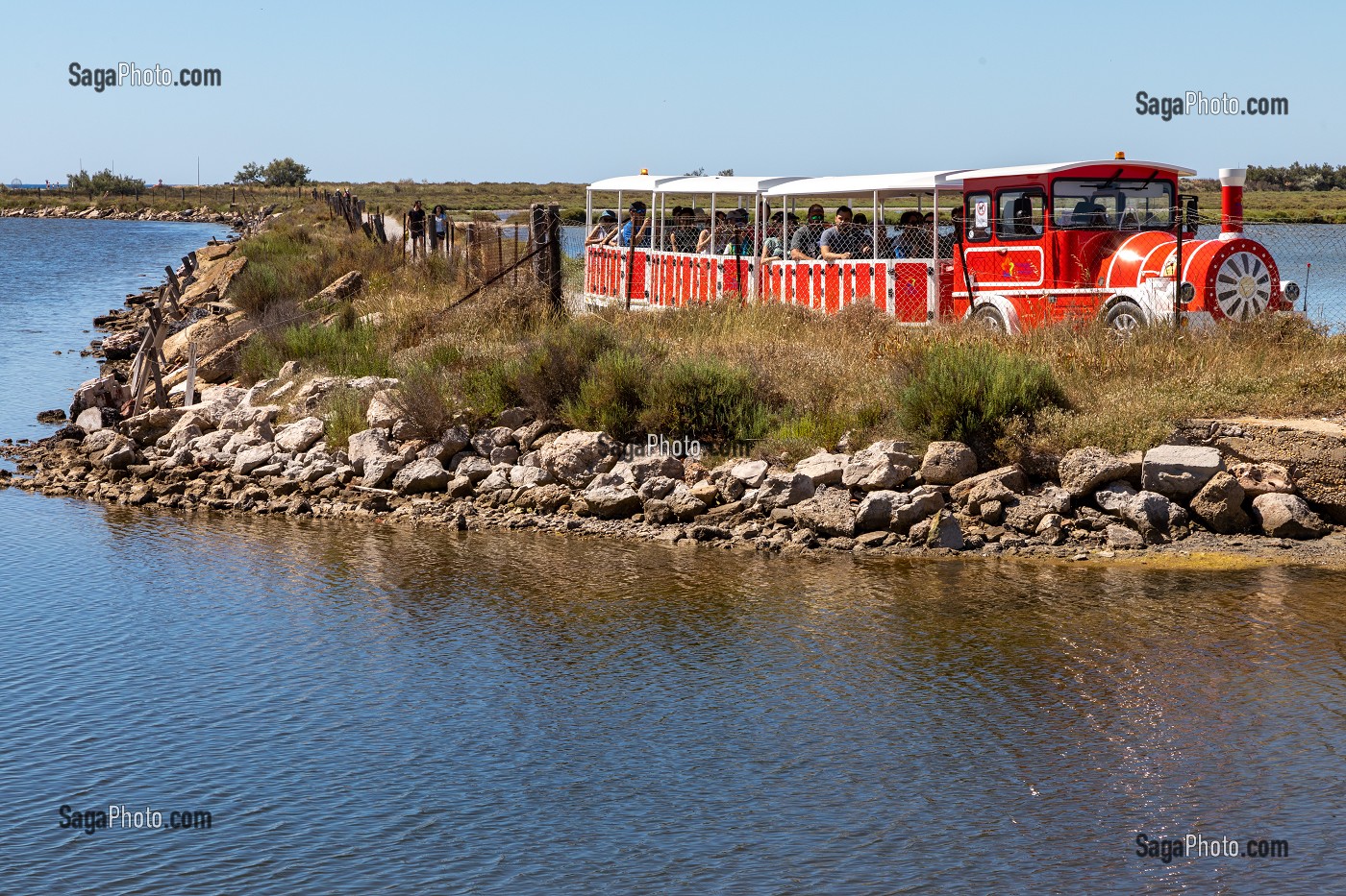 PETIT TRAIN TOURISTIQUE POUR ALLER A LA CATHEDRALE DE MAGUELONE, VILLENEUVE-LES MAGUELONE, HERAULT, OCCITANIE, FRANCE 