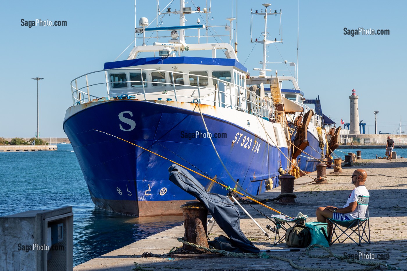 PECHEUR SUR LE PORT, SETE, HERAULT, OCCITANIE, FRANCE 