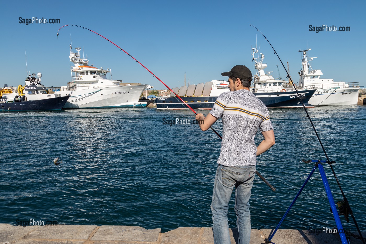 PECHEUR SUR LE PORT, SETE, HERAULT, OCCITANIE, FRANCE 