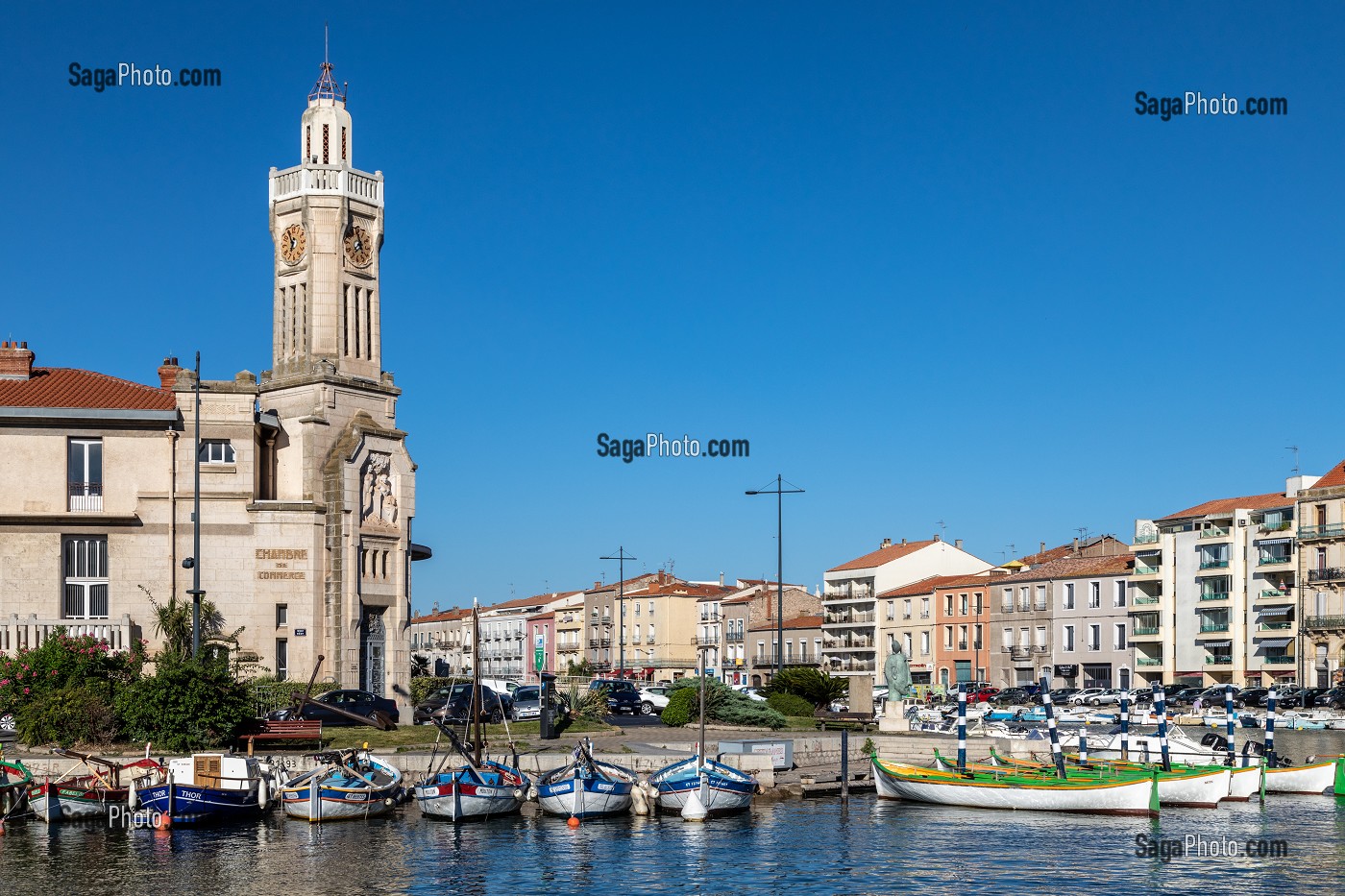 CHAMBRE DE COMMERCE ET BATEAUX TRADITIONNELS SUR LE CANAL ROYAL, SETE, HERAULT, OCCITANIE, FRANCE 