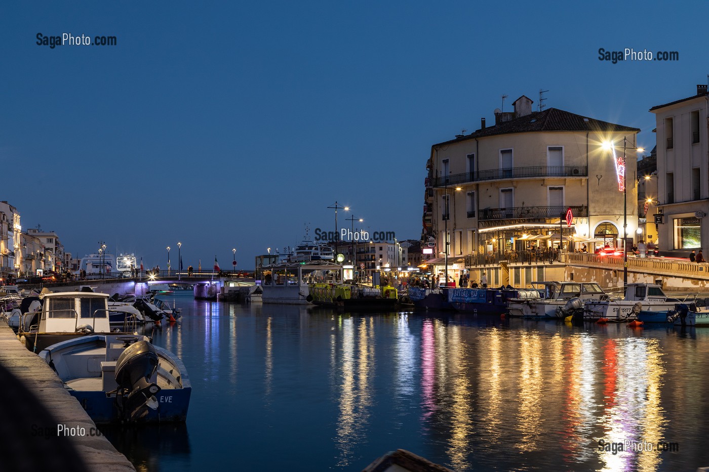 RESTAURANT BRASSERIE LE TABARY'S SUR LE CANAL ROYAL, GRANDE RUE MARIO ROSTAN, LUMIERE BLEUE A LA TOMBEE DE LA NUIT, SETE, HERAULT, OCCITANIE, FRANCE 