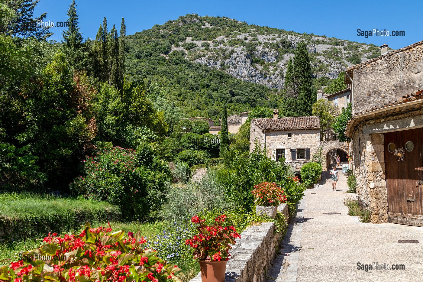 PETITE RUELLE DU VILLAGE, CLASSE PLUS BEAU VILLAGE DE FRANCE, SAINT-GUILHEM-LE-DESERT, HERAULT, OCCITANIE, FRANCE 