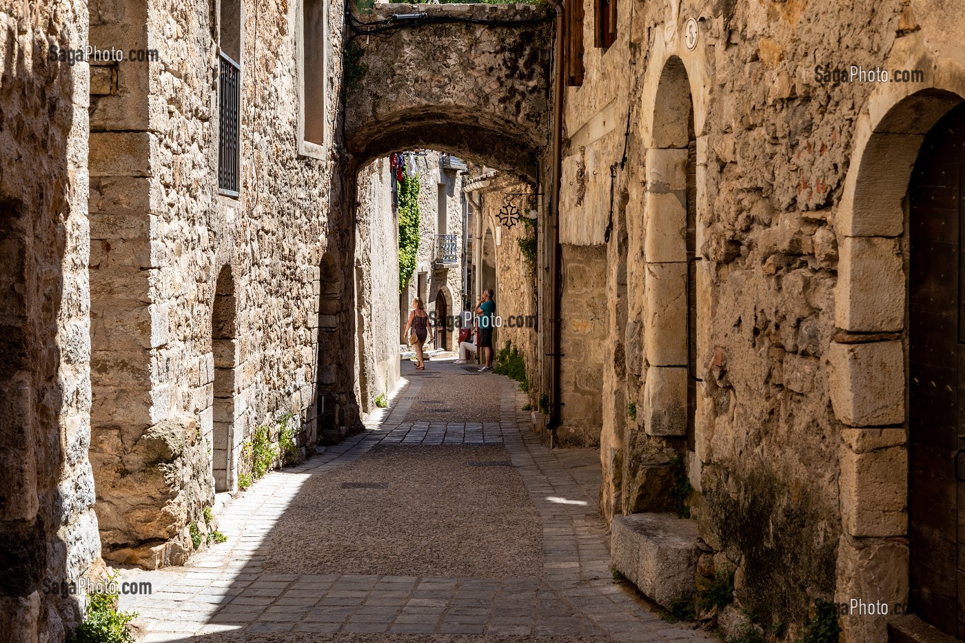 PETITE RUELLE DU VILLAGE, CLASSE PLUS BEAU VILLAGE DE FRANCE, SAINT-GUILHEM-LE-DESERT, HERAULT, OCCITANIE, FRANCE 