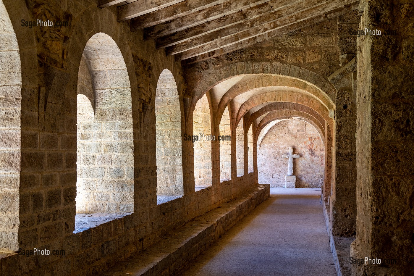 CLOITRE DE L'ABBAYE DE GELLONE, ABBAYE BENEDICTINE ROMANE DU IX EME SIECLE, SAINT-GUILHEM-LE-DESERT, CLASSE PLUS BEAU VILLAGE DE FRANCE, HERAULT, OCCITANIE, FRANCE 