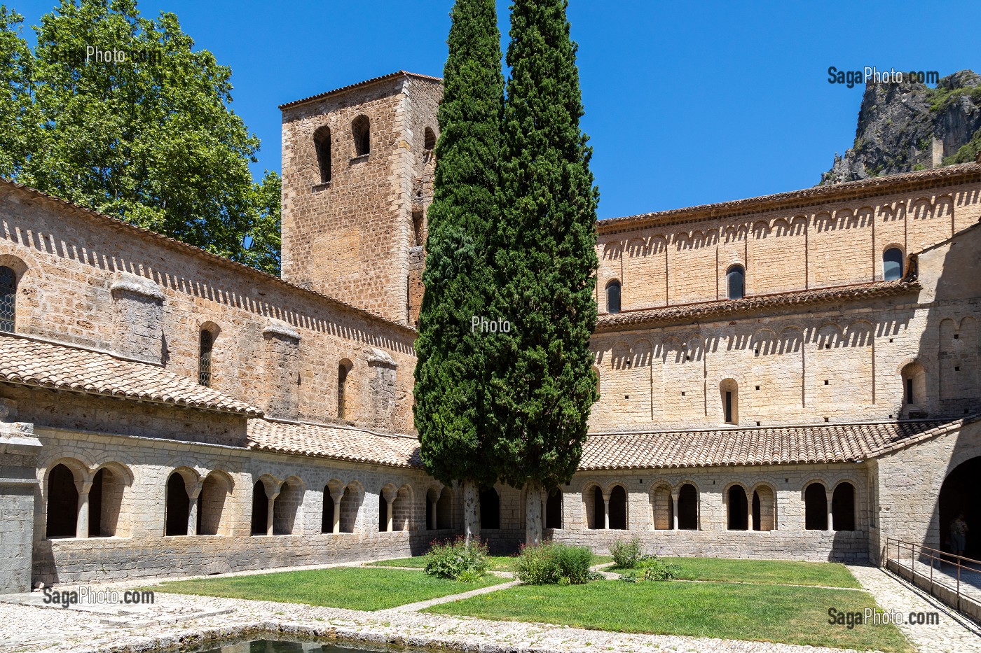 CLOITRE DE L'ABBAYE DE GELLONE, ABBAYE BENEDICTINE ROMANE DU IX EME SIECLE, SAINT-GUILHEM-LE-DESERT, CLASSE PLUS BEAU VILLAGE DE FRANCE, HERAULT, OCCITANIE, FRANCE 