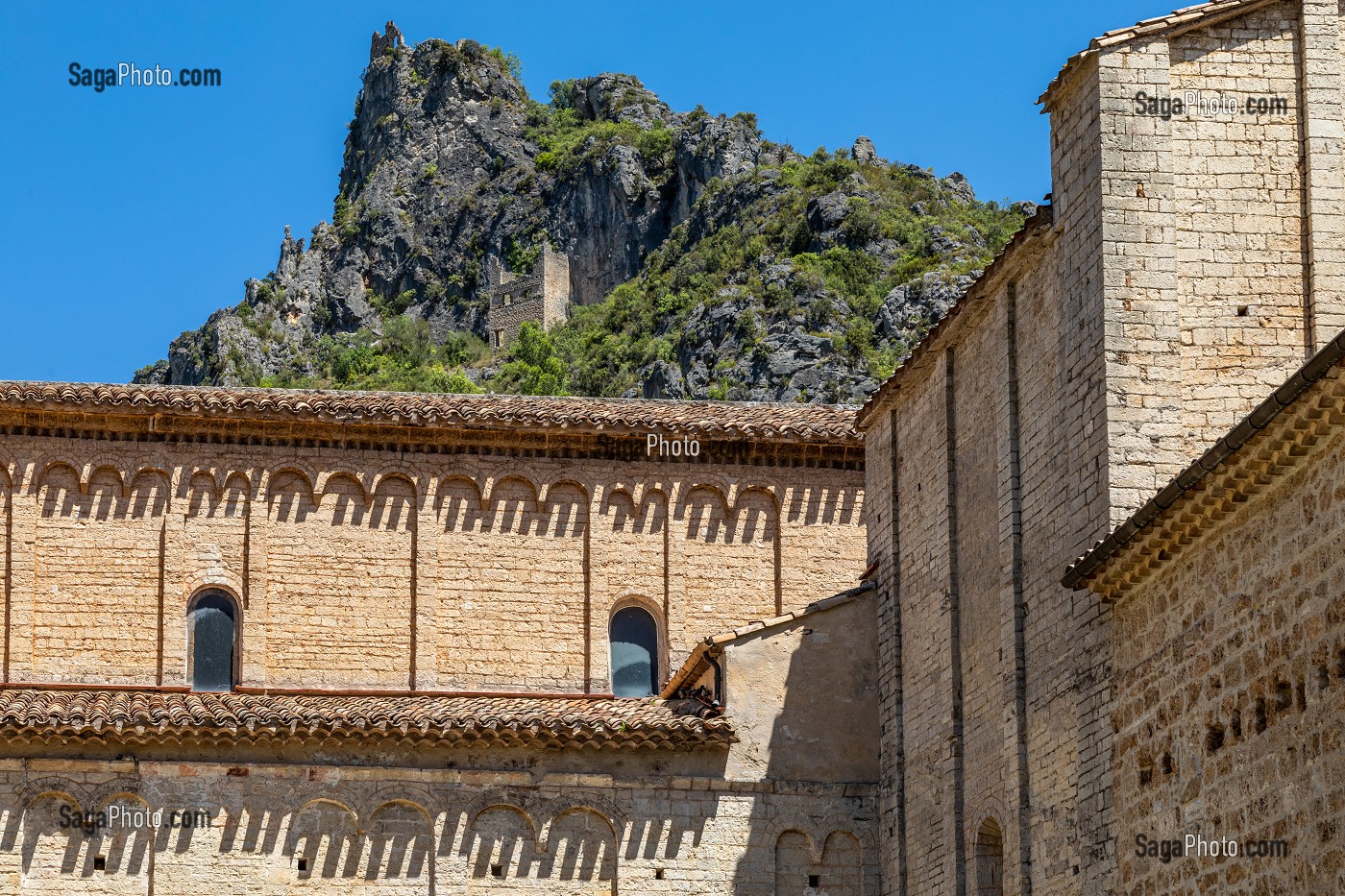 RUINES DU CHATEAU DU GEANT ET CLOITRE DE L'ABBAYE DE GELLONE, ABBAYE BENEDICTINE ROMANE DU IX EME SIECLE, SAINT-GUILHEM-LE-DESERT, CLASSE PLUS BEAU VILLAGE DE FRANCE, HERAULT, OCCITANIE, FRANCE 