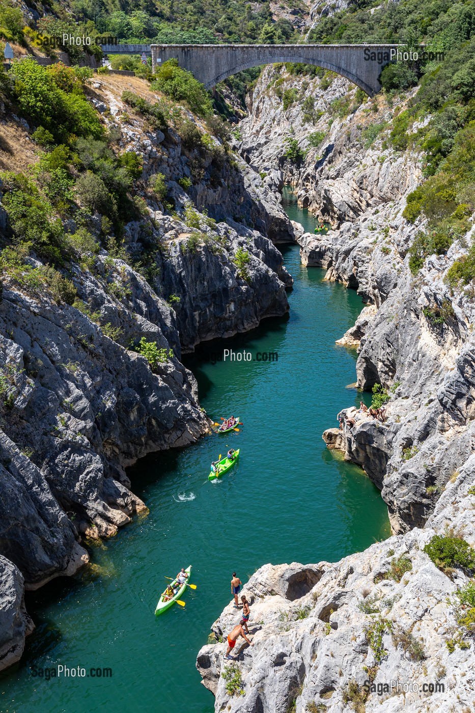 CANOES ET BAIGNEURS, GORGES DE L'HERAULT SUR LE CHEMIN DE SAINT-JACQUES DE COMPOSTELLE, ANIANE, SAINT-GUILHEM-LE-DESERT, HERAULT, OCCITANIE, FRANCE 