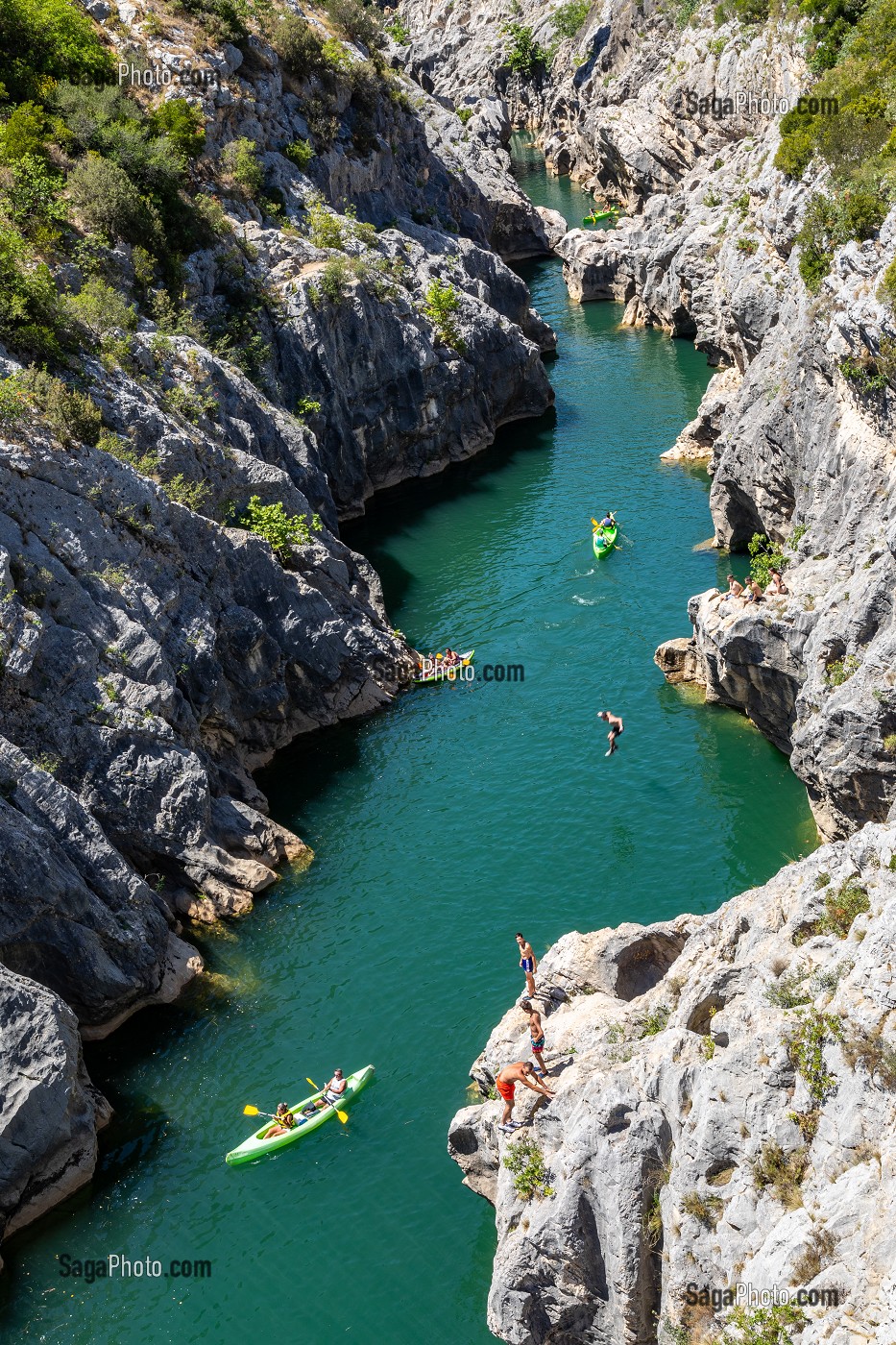 CANOES ET BAIGNEURS, GORGES DE L'HERAULT SUR LE CHEMIN DE SAINT-JACQUES DE COMPOSTELLE, ANIANE, SAINT-GUILHEM-LE-DESERT, HERAULT, OCCITANIE, FRANCE 