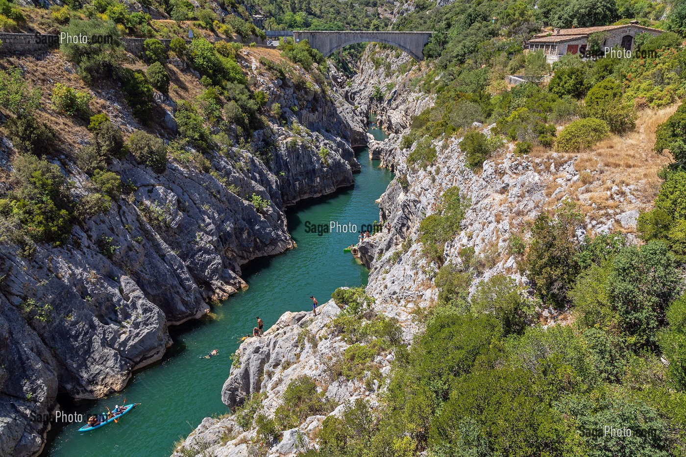 CANOES ET BAIGNEURS, GORGES DE L'HERAULT SUR LE CHEMIN DE SAINT-JACQUES DE COMPOSTELLE, ANIANE, SAINT-GUILHEM-LE-DESERT, HERAULT, OCCITANIE, FRANCE 