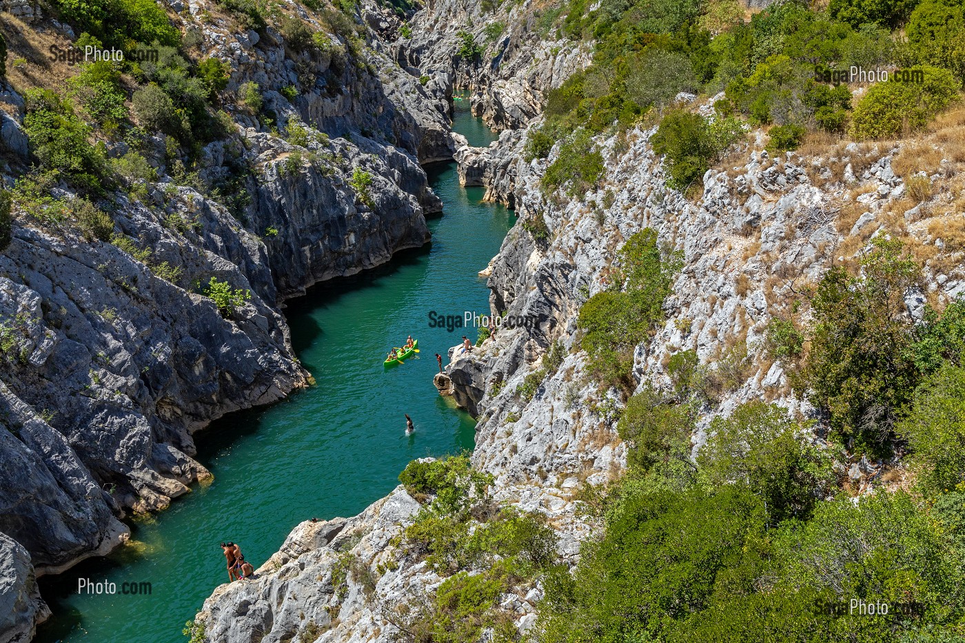 CANOES ET BAIGNEURS, GORGES DE L'HERAULT SUR LE CHEMIN DE SAINT-JACQUES DE COMPOSTELLE, ANIANE, SAINT-GUILHEM-LE-DESERT, HERAULT, OCCITANIE, FRANCE 