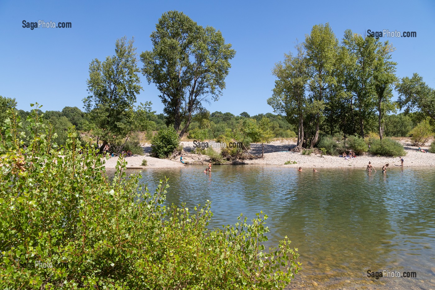 BAIGNEURS SUR UNE PLAGE L'HERAULT, ANIANE, SAINT-GUILHEM-LE-DESERT, HERAULT, OCCITANIE, FRANCE 