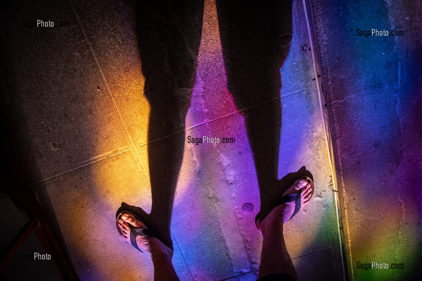 REFLETS DES VITRAUX AUX SOLS SUR LES PIEDS, EGLISE ABBATIALE SAINT-SAUVEUR, ANIANE, HERAULT, OCCITANIE, FRANCE 