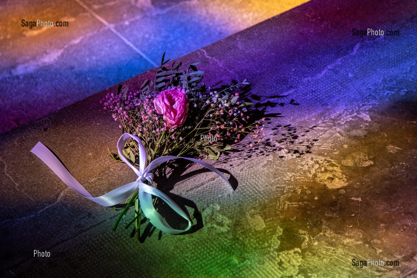 BOUQUET DE MARIEE DANS LES REFLETS DES VITRAUX AUX SOL, EGLISE ABBATIALE SAINT-SAUVEUR, ANIANE, HERAULT, OCCITANIE, FRANCE 