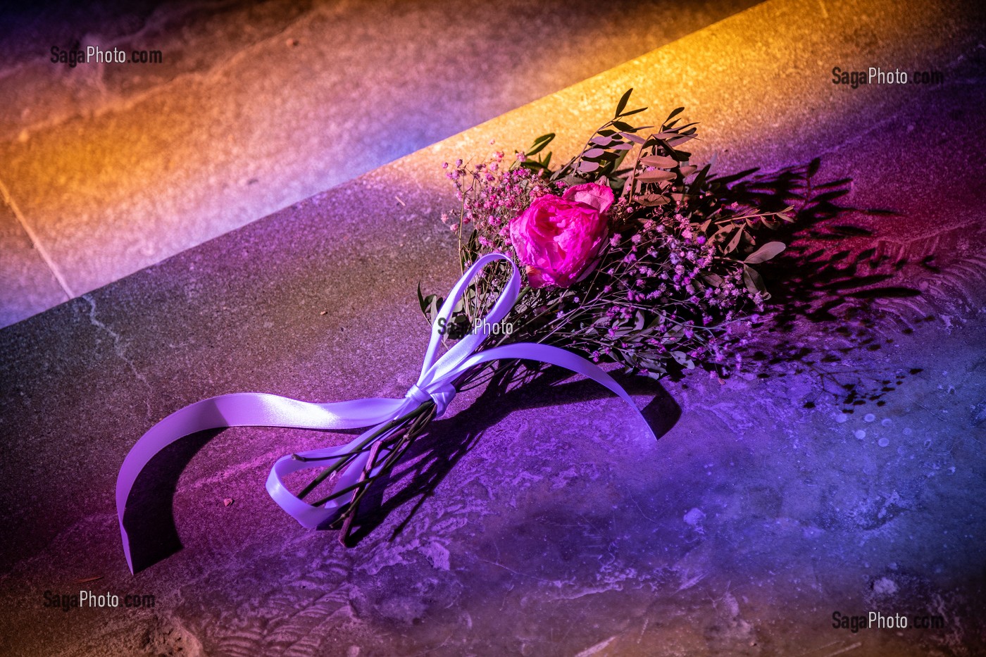 BOUQUET DE MARIEE DANS LES REFLETS DES VITRAUX AUX SOL, EGLISE ABBATIALE SAINT-SAUVEUR, ANIANE, HERAULT, OCCITANIE, FRANCE 