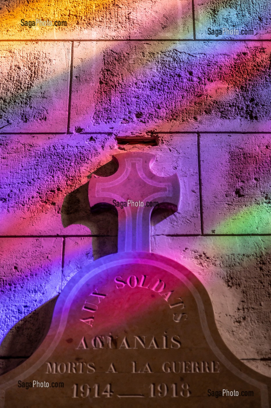 REFLETS DES VITRAUX SUR LA STELE EN MEMOIRE DES SOLDATS ANIANAIS MORTS A LA GUERRE, 1914-18, EGLISE ABBATIALE SAINT-SAUVEUR, ANIANE, HERAULT, OCCITANIE, FRANCE 