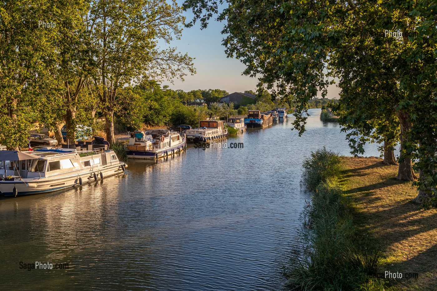 BATEAUX DE NAVIGATION FLUVIALE, PORT DE HOMPS SUR LE CANAL DU MIDI, AUDE, OCCITANIE, FRANCE 