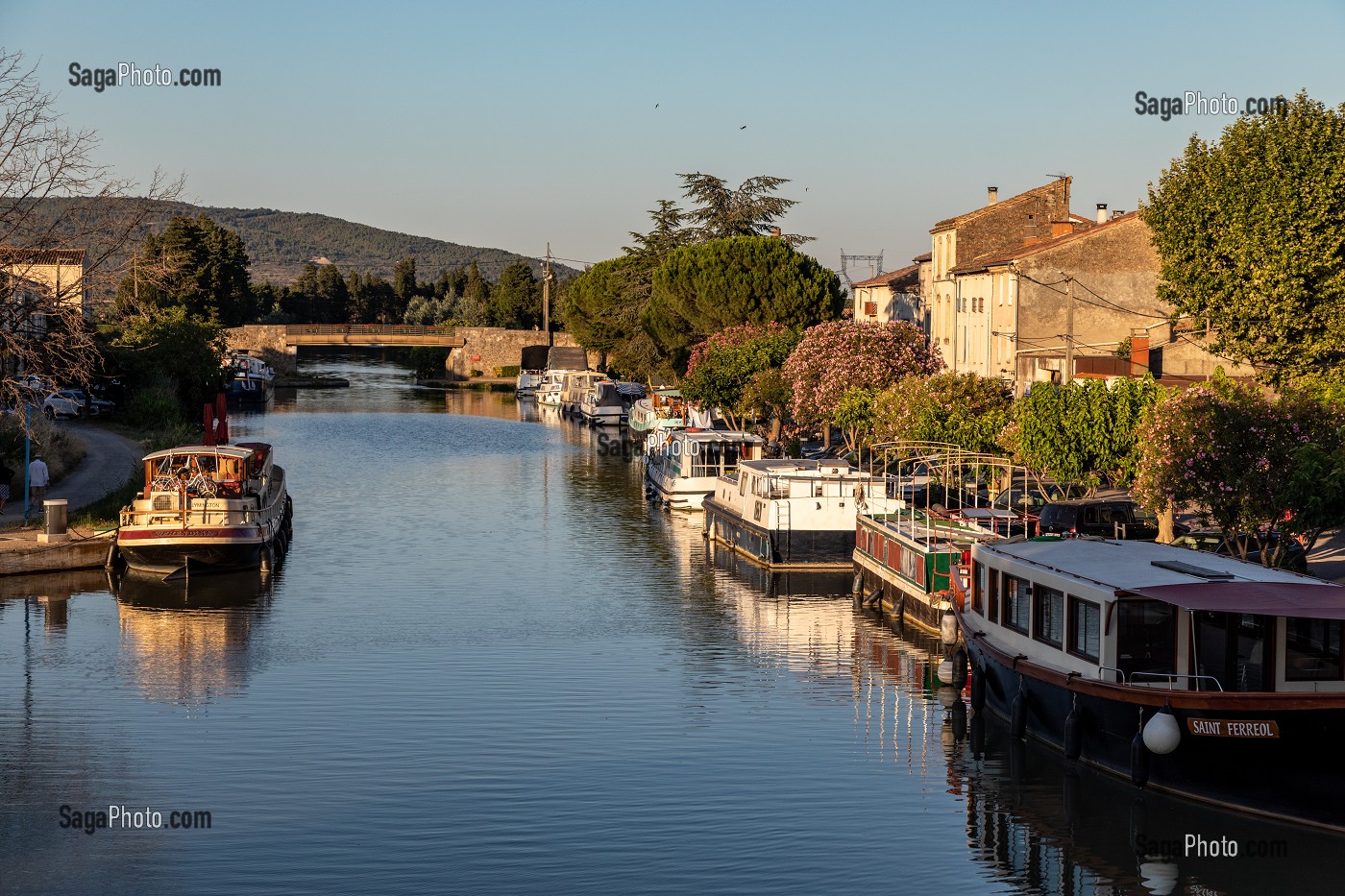 BATEAUX DE NAVIGATION FLUVIALE, PORT DE HOMPS SUR LE CANAL DU MIDI, AUDE, OCCITANIE, FRANCE 