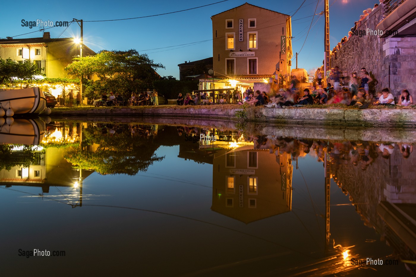 NUIT SUR LE PORT DE HOMPS UN SOIR DE 14 JUILLET A LA LUMIERE BLEUE, CANAL DU MIDI, AUDE, OCCITANIE, FRANCE 