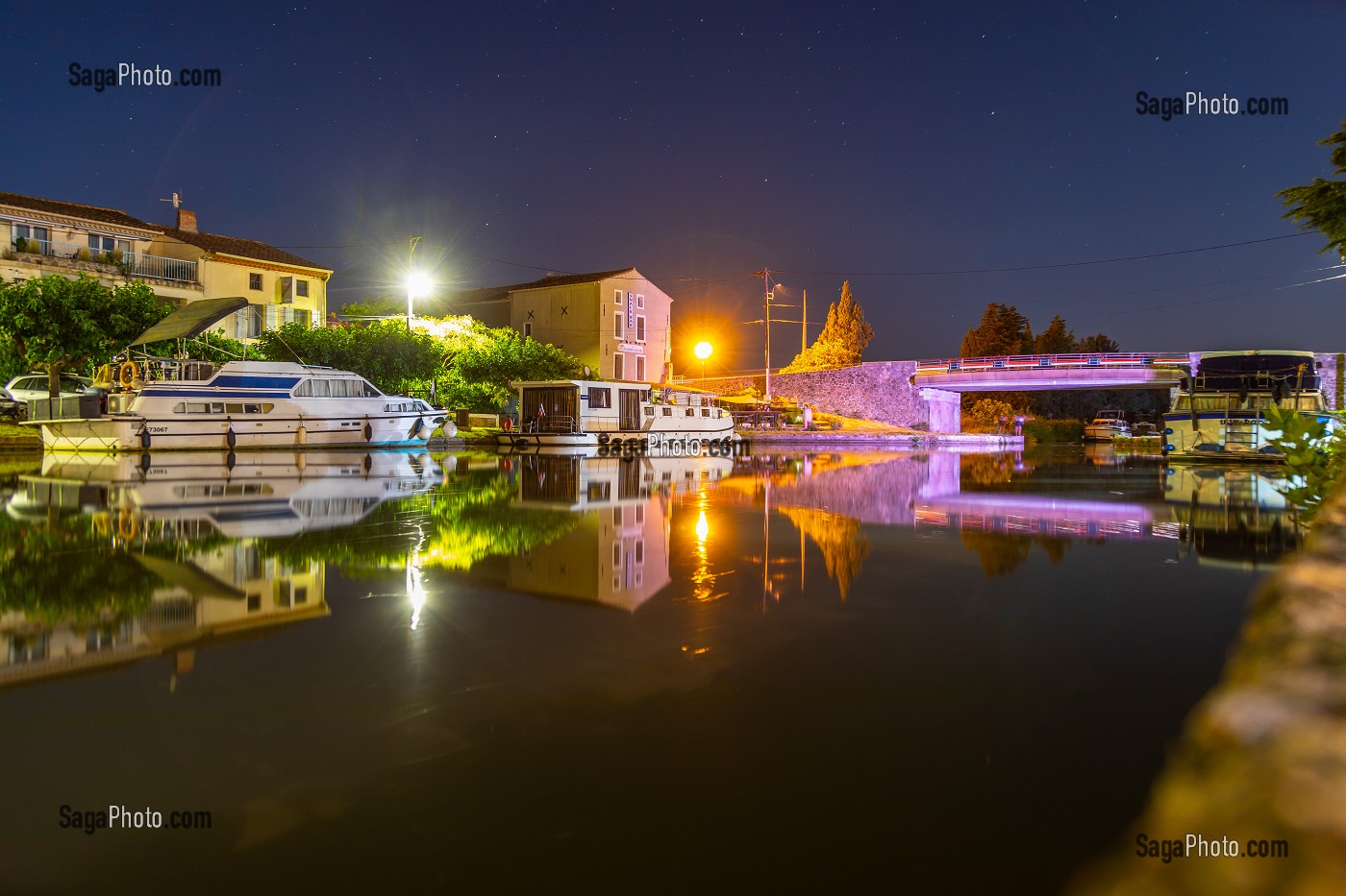 NUIT SUR LE PORT DE HOMPS UN SOIR DE 14 JUILLET A LA LUMIERE BLEUE, CANAL DU MIDI, AUDE, OCCITANIE, FRANCE 