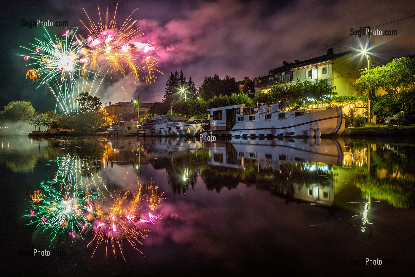 FEU D'ARTIFICE DU 14 JUILLET SUR LE PORT DE HOMPS SUR LE CANAL DU MIDI, AUDE, OCCITANIE, FRANCE 