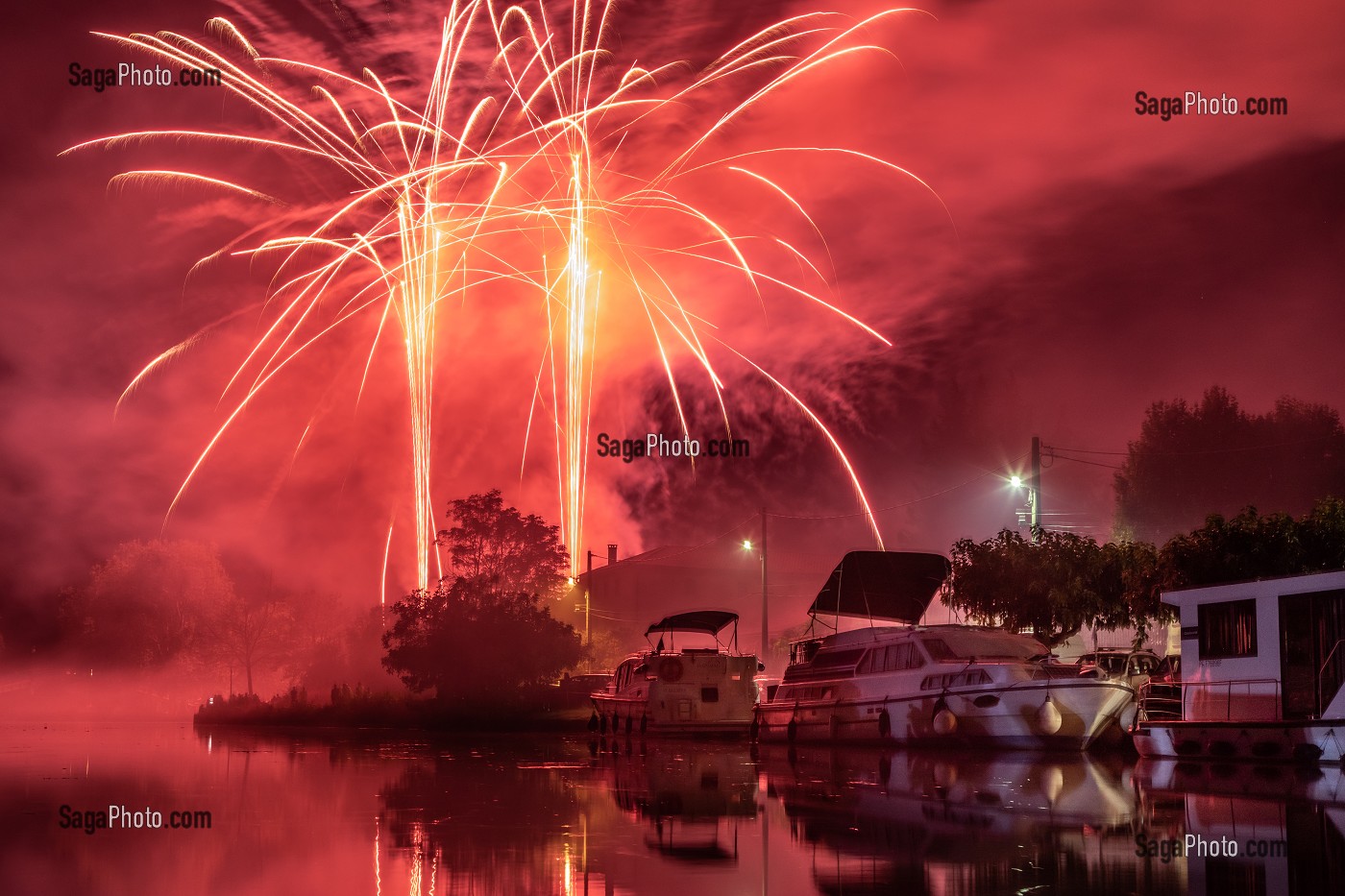 FEU D'ARTIFICE DU 14 JUILLET SUR LE PORT DE HOMPS SUR LE CANAL DU MIDI, AUDE, OCCITANIE, FRANCE 