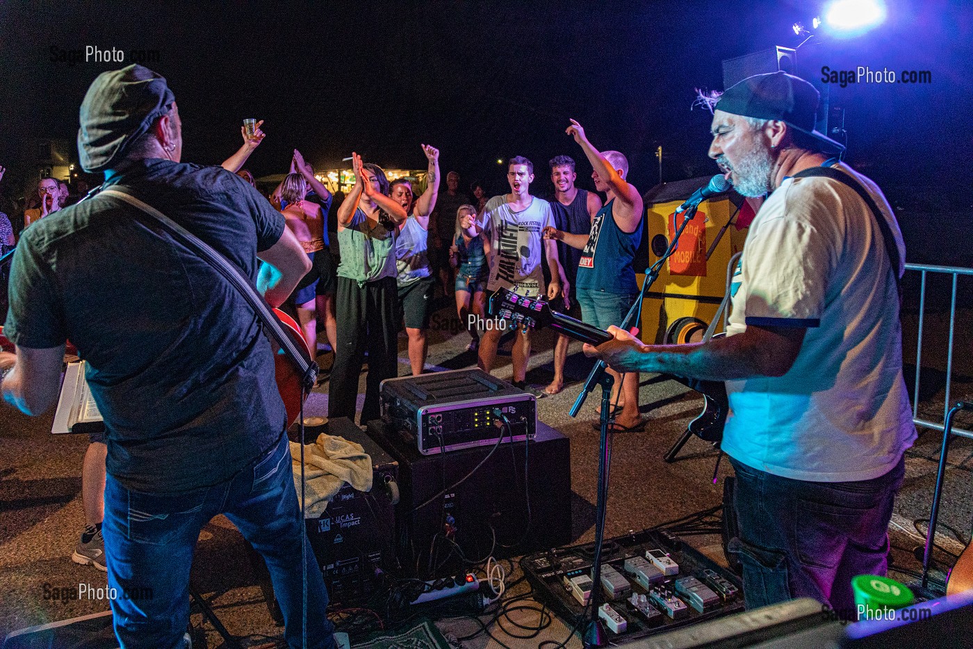 CONCERT EN PLEIN AIR LE SOIR DU 14 JUILLET, MUSIQUE LIVE AVEC LA BANDE MOBILE, HOMPS, AUDE, OCCITANIE, FRANCE 