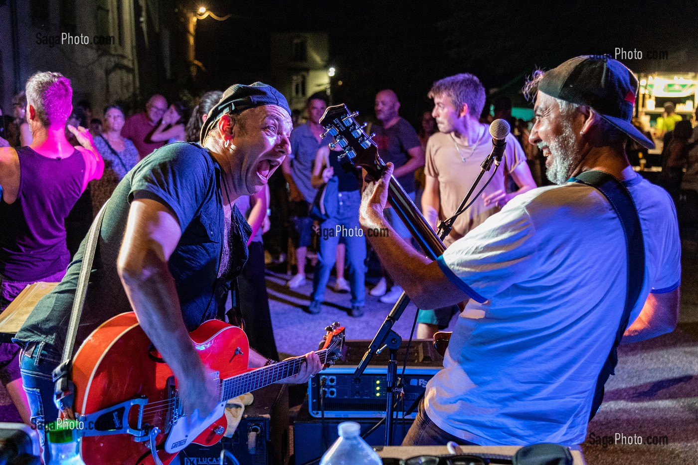 CONCERT EN PLEIN AIR LE SOIR DU 14 JUILLET, MUSIQUE LIVE AVEC LA BANDE MOBILE, HOMPS, AUDE, OCCITANIE, FRANCE 