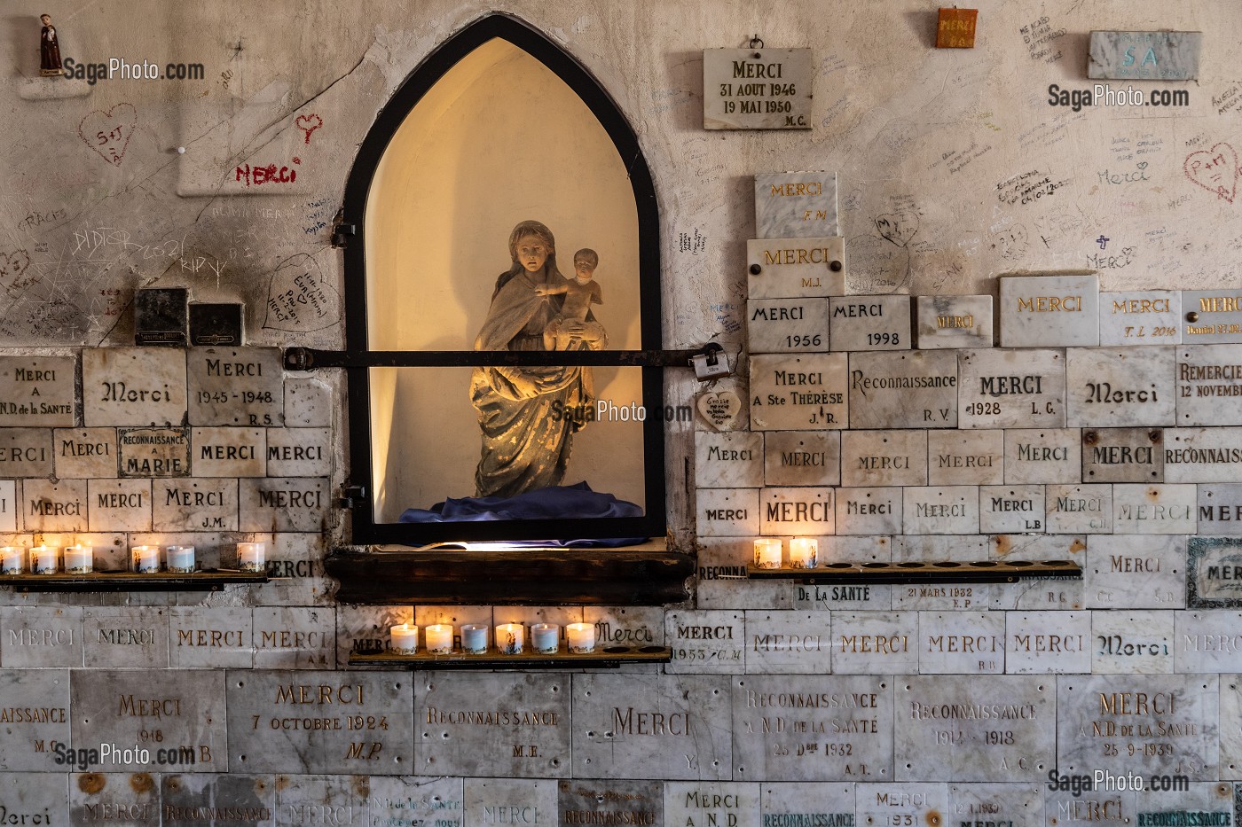 CHAPELLE NOTRE-DAME DE LA SANTE, REMERCIEMENTS AVEC LES PLAQUES DE MERCI, CARCASSONNE, AUDE, OCCITANIE, FRANCE 