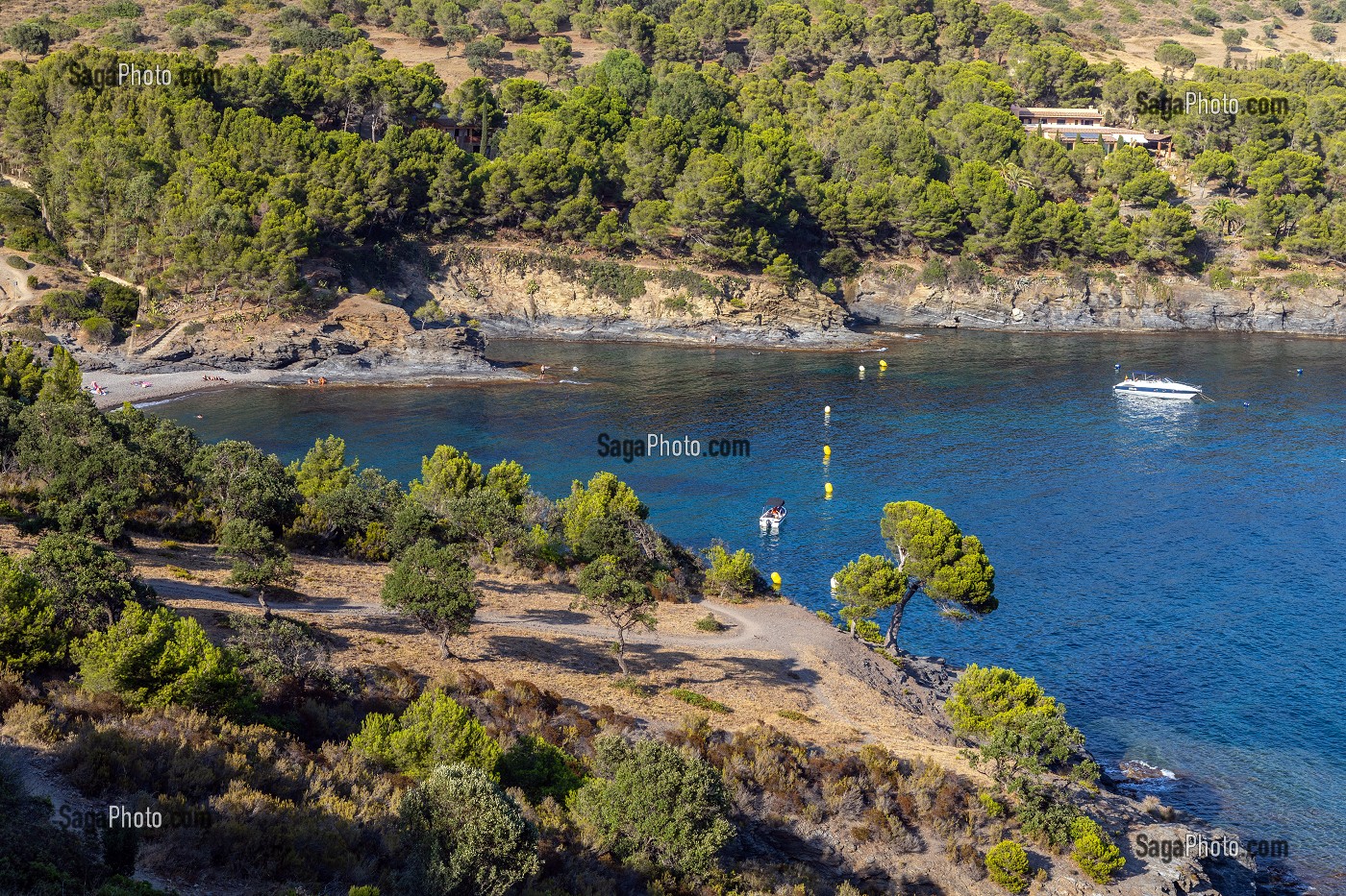 BATEAU ET BAIGNEURS, PLAGE DE LA PELOSA, CALA CALITJAS, ROSES, COSTA BRAVA, CATALOGNE, ESPAGNE 