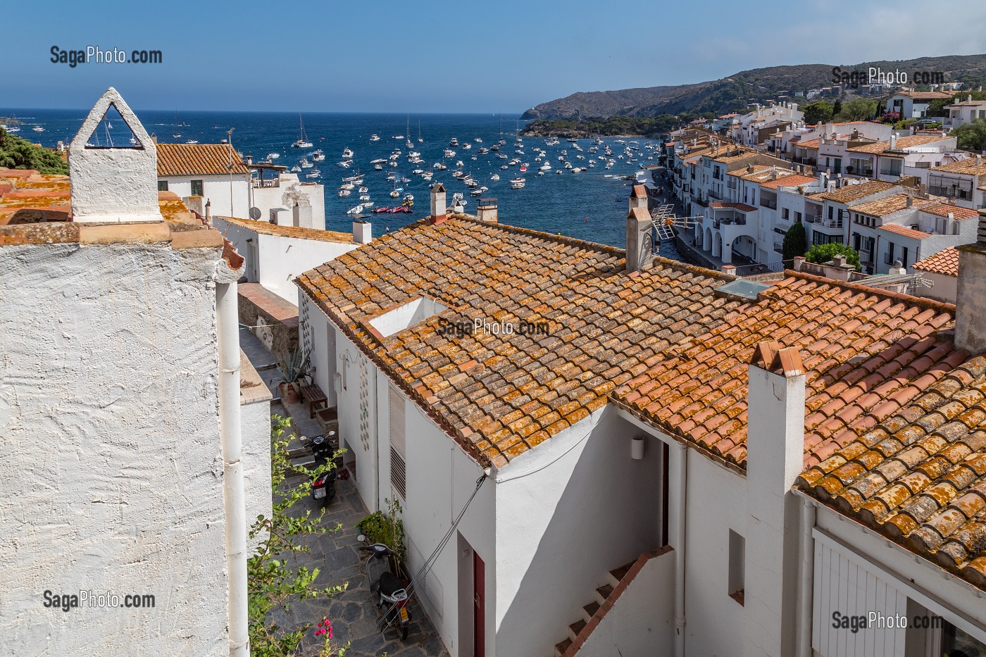 VILLAGE AUX TOITS DE TUILES ROUGES AVEC VUE SUR MER, CADAQUES, COSTA BRAVA, CATALOGNE, ESPAGNE 