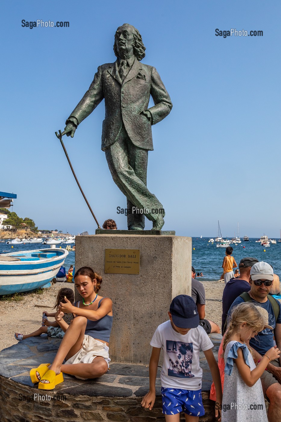 STATUE DE SALVADOR DALI (1904-1989) DEVANT LA PETITE PLAGE DU VILLAGE OU IL A VECU, CADAQUES, COSTA BRAVA, CATALOGNE, ESPAGNE 