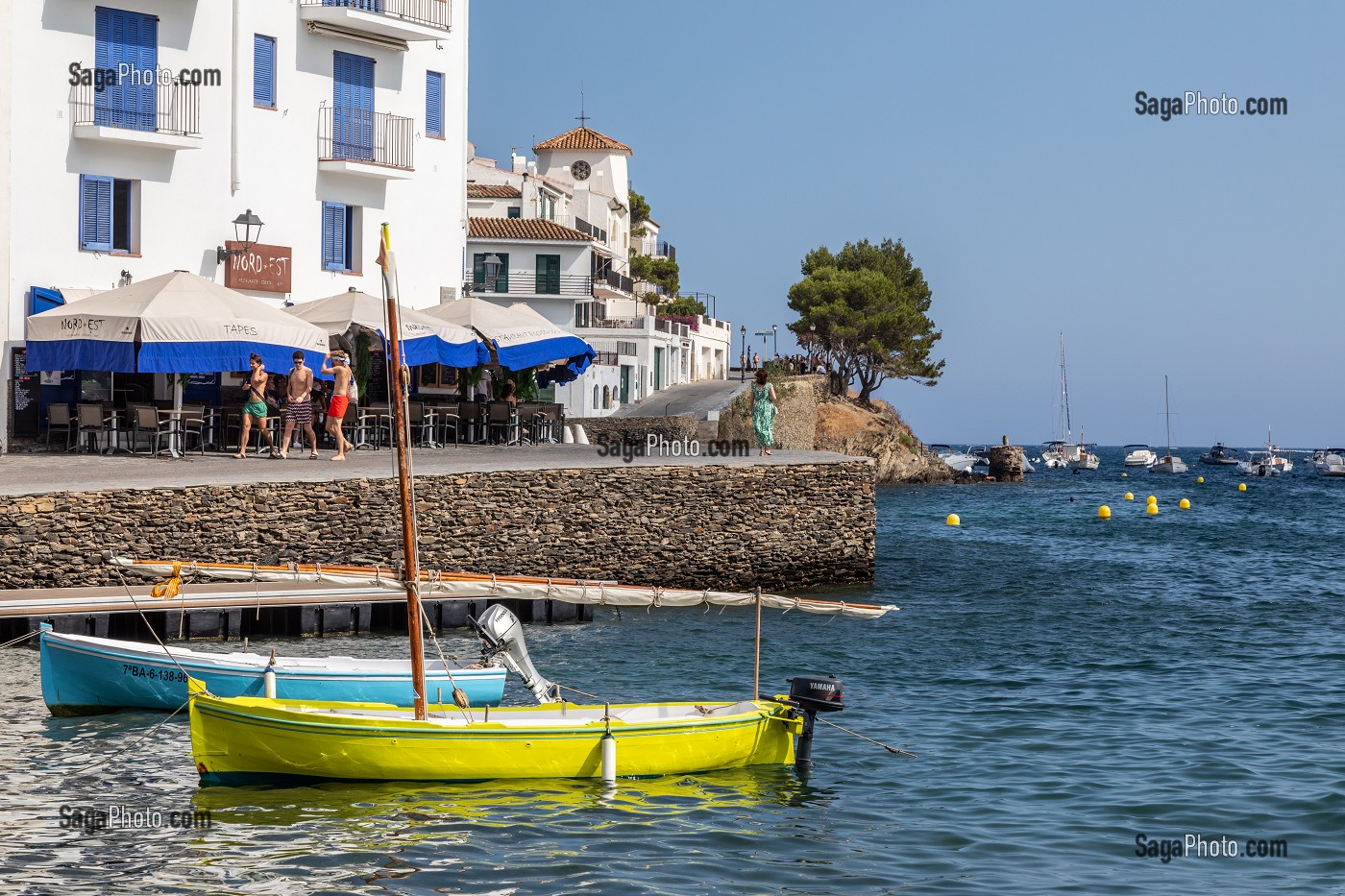 TERRASSE EN BORD DE MER, VILLAGE OU A VECU SALVADOR DALI, CADAQUES, COSTA BRAVA, CATALOGNE, ESPAGNE 