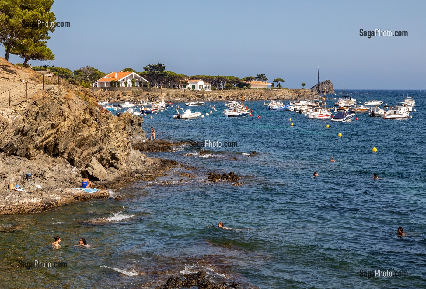 PETITES CRIQUES PROTEGEES EN BORD DE MER, VILLAGE OU A VECU SALVADOR DALI, CADAQUES, COSTA BRAVA, CATALOGNE, ESPAGNE 