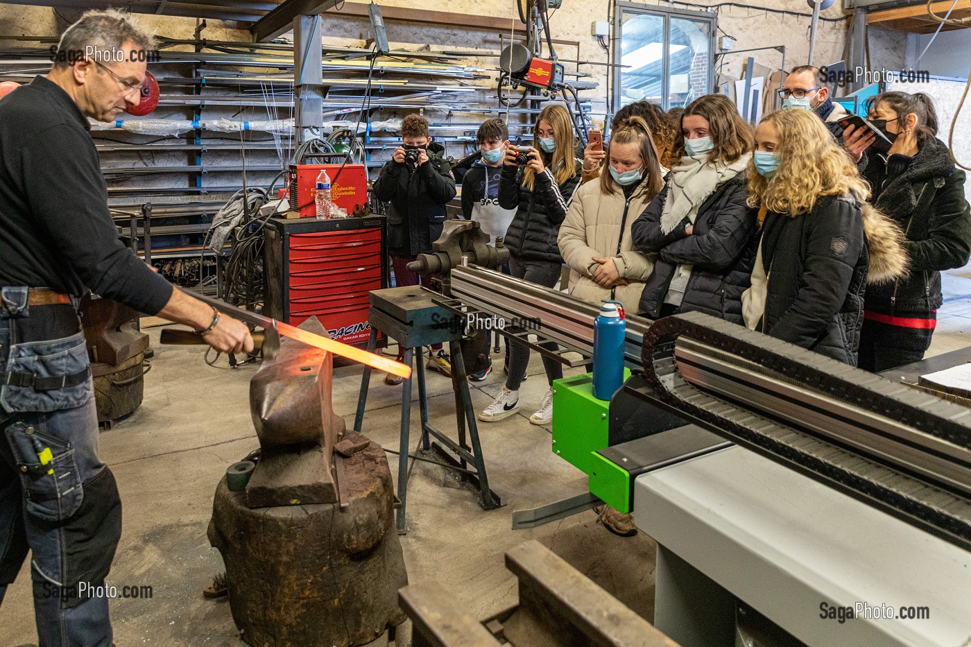 VISITE PEDAGOGIQUE POUR UN PROJET CULTUREL DES ELEVES DE QUATRIEME DU COLLEGE VICTOR HUGO DE RUGLES, FERRONNERIE D'ART AVEC NICOLAS MARTIN, FORGE DE BEAUMAIS, GOUVILLE, MESNIL-SUR-ITON, EURE, NORMANDIE, FRANCE 