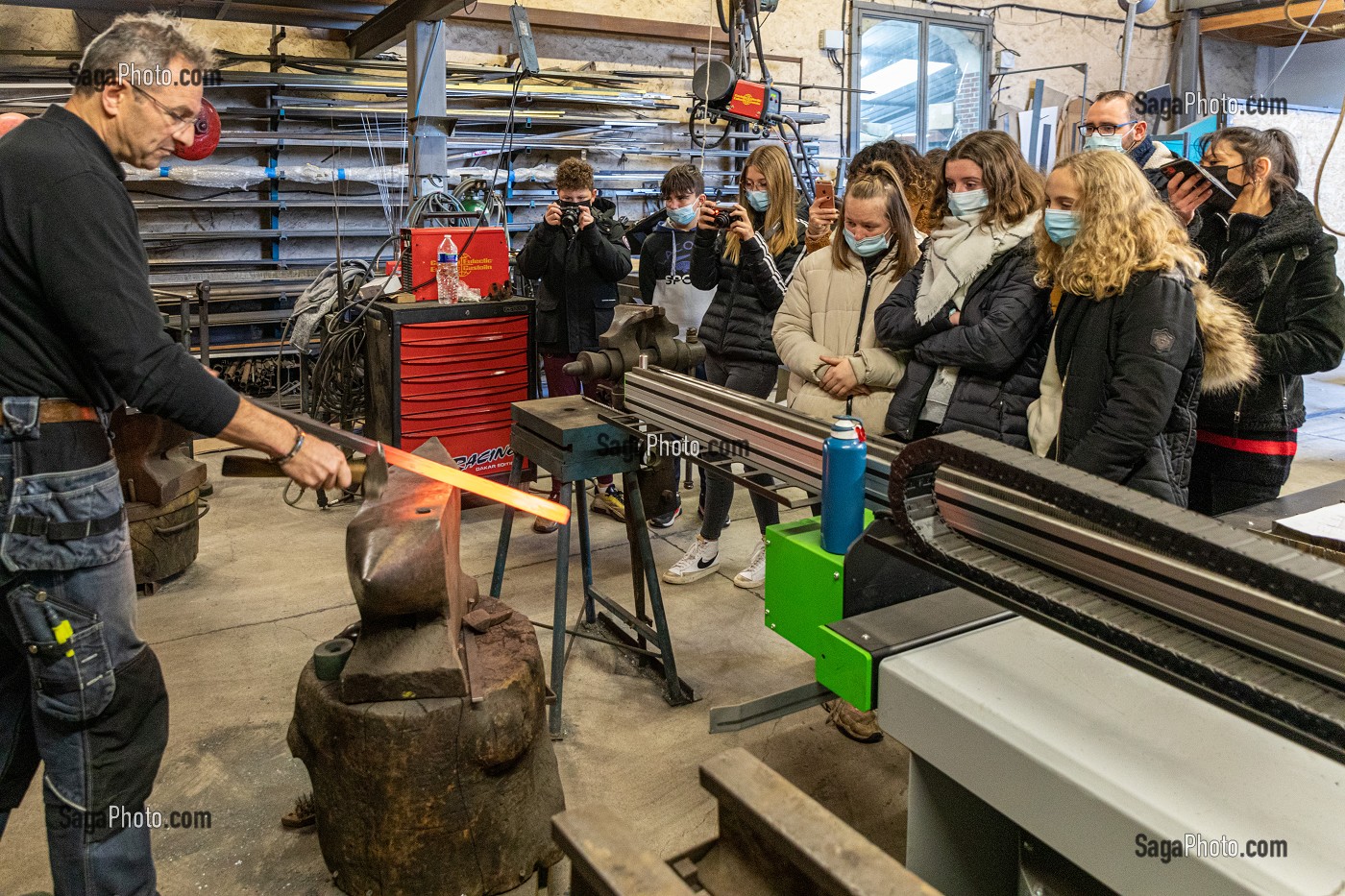 VISITE PEDAGOGIQUE POUR UN PROJET CULTUREL DES ELEVES DE QUATRIEME DU COLLEGE VICTOR HUGO DE RUGLES, FERRONNERIE D'ART AVEC NICOLAS MARTIN, FORGE DE BEAUMAIS, GOUVILLE, MESNIL-SUR-ITON, EURE, NORMANDIE, FRANCE 