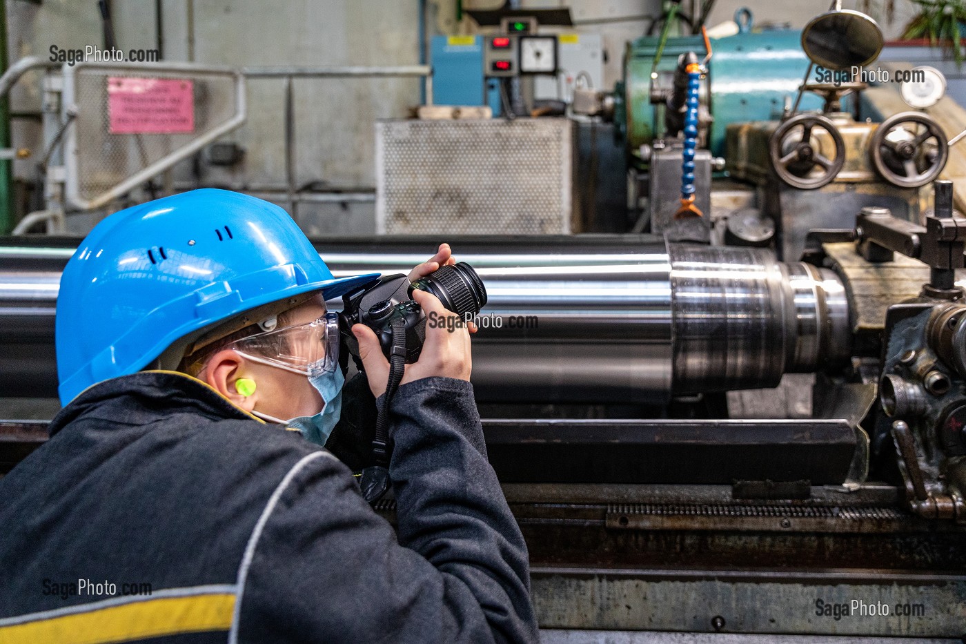 VISITE PEDAGOGIQUE POUR UN PROJET CULTUREL DES ELEVES DE QUATRIEME DU COLLEGE VICTOR HUGO DE RUGLES, USINE EUROFOIL, SOCIETE SPECIALISEE DANS LA METALLURGIE DE L'ALUMINIUM, RUGLES, EURE, NORMANDIE, FRANCE 