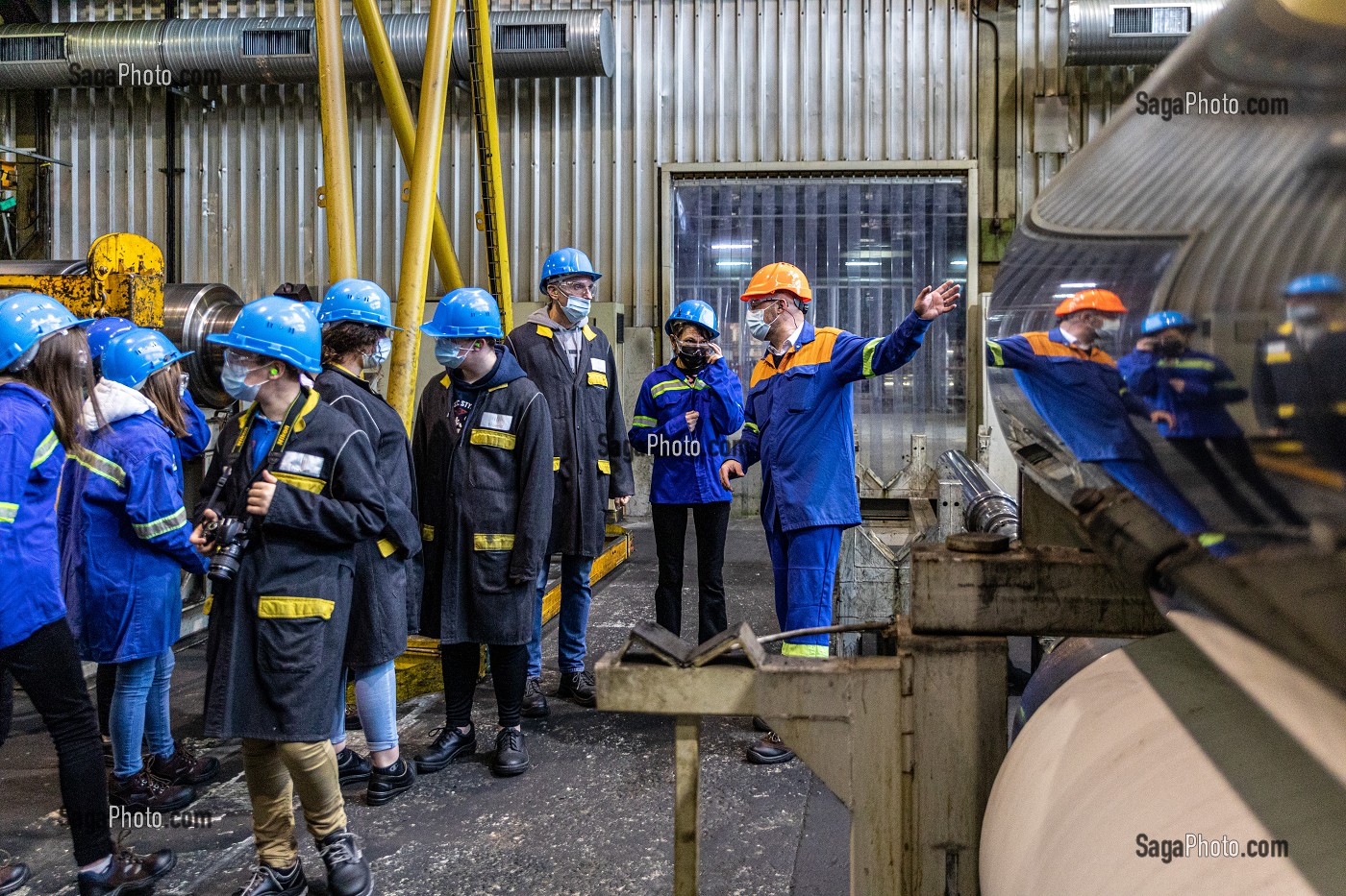 VISITE PEDAGOGIQUE POUR UN PROJET CULTUREL DES ELEVES DE QUATRIEME DU COLLEGE VICTOR HUGO DE RUGLES, USINE EUROFOIL, SOCIETE SPECIALISEE DANS LA METALLURGIE DE L'ALUMINIUM, RUGLES, EURE, NORMANDIE, FRANCE 