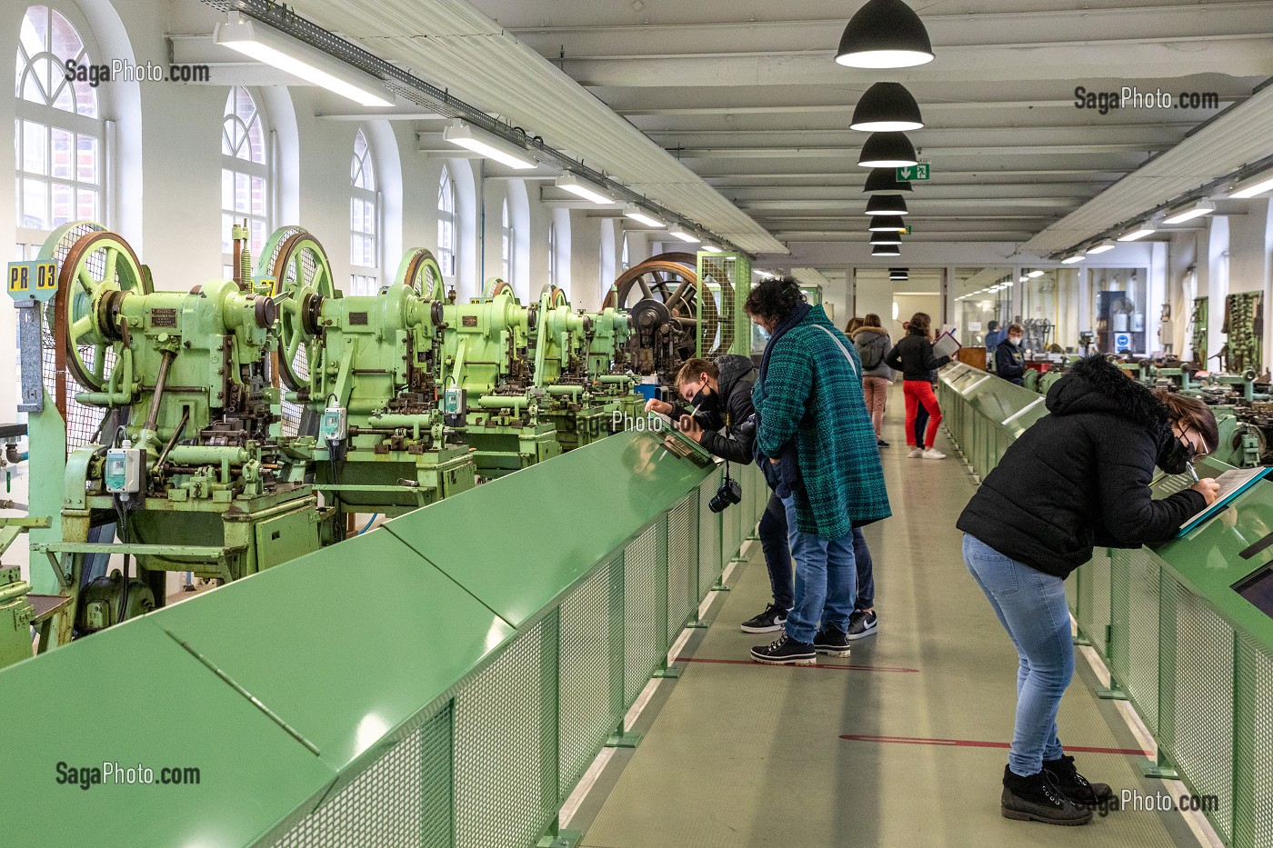 VISITE PEDAGOGIQUE POUR UN PROJET CULTUREL DES ELEVES DE QUATRIEME DU COLLEGE VICTOR HUGO DE RUGLES, USINE DE LA MANUFACTURE BOHIN, CONSERVATOIRE VIVANT DE L’AIGUILLE ET DE L’EPINGLE, SAINT-SULPICE-SUR-RISLE, ORNE (61), FRANCE 