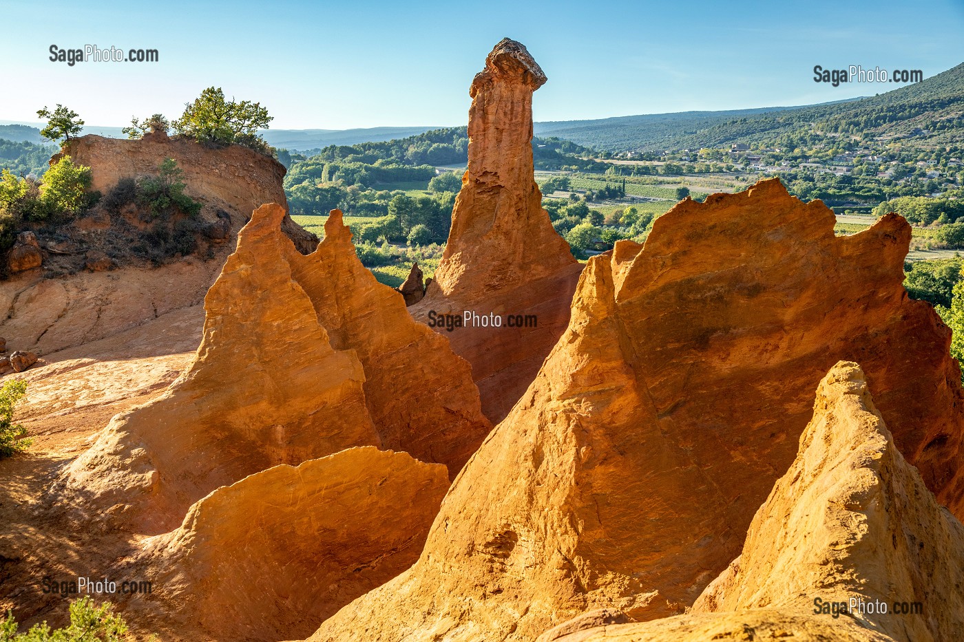 CHEMINEE DE FEE, CARRIERES D'OCRE DU COLORADO PROVENCAL, PARC NATUREL REGIONAL DU LUBERON, VAUCLUSE, PROVENCE, FRANCE 